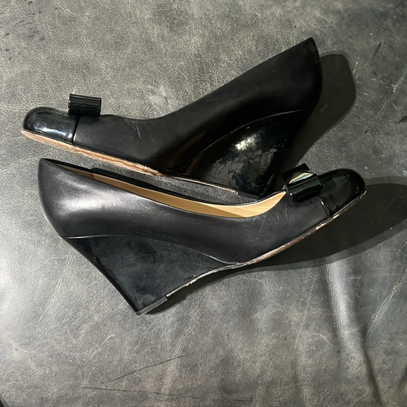 Kate Spade Black Patent Leather Wedge Heels Womens Gold Metal Bow Detail 6B - Picture 3 of 10